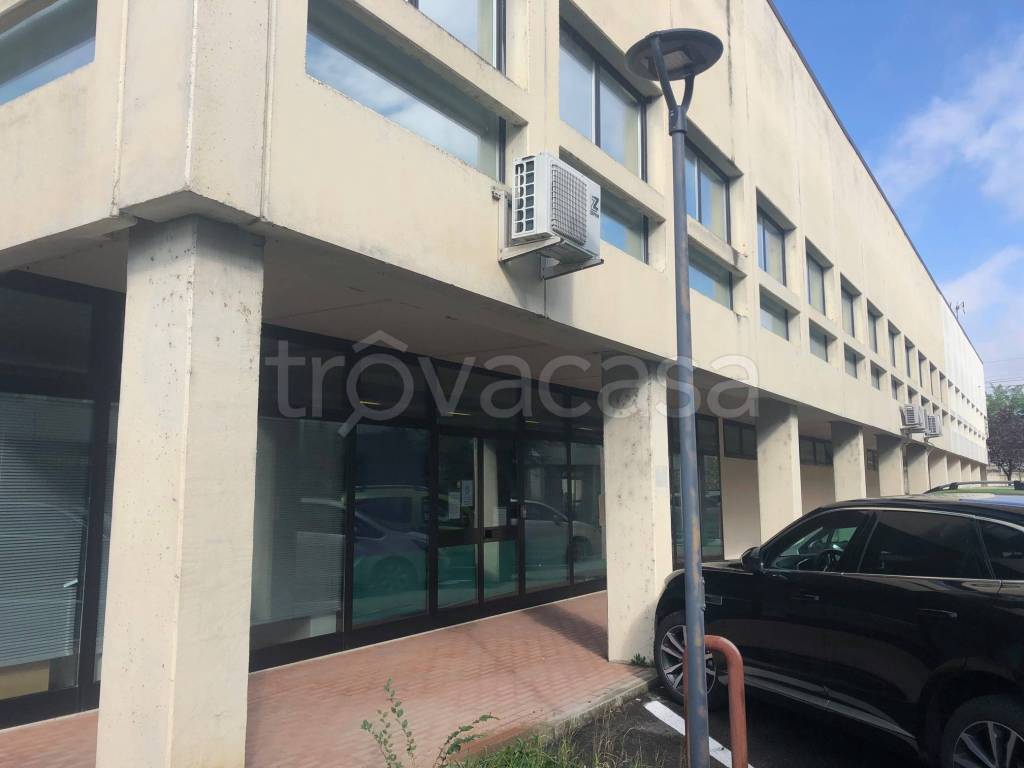locale commerciale in vendita a Calderara di Reno in zona Lippo