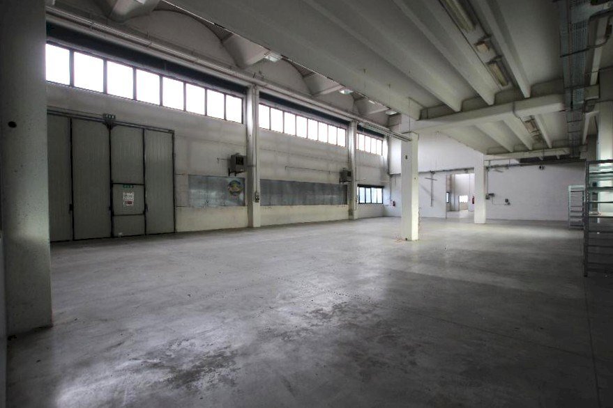 capannone in vendita a Calderara di Reno in zona Bargellino