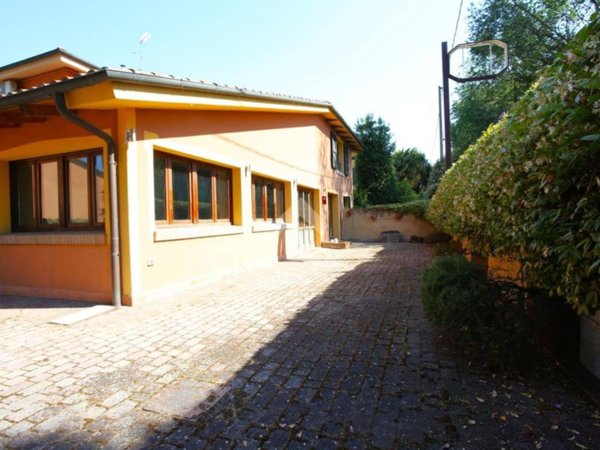 negozio in vendita a Calderara di Reno in zona Sacerno