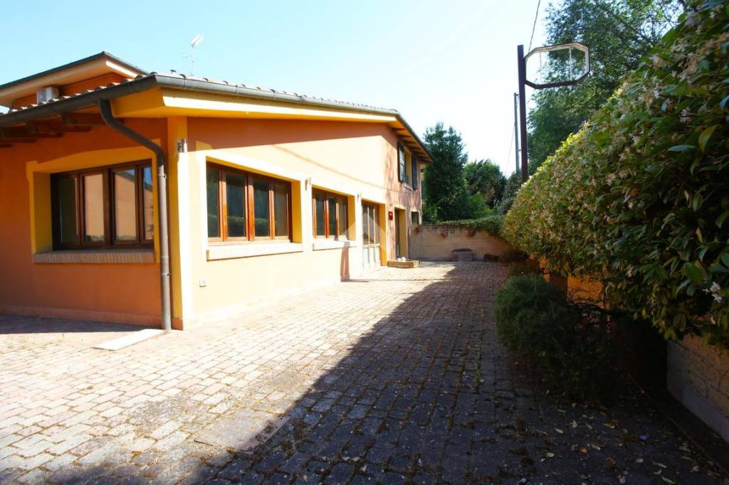 appartamento in vendita a Calderara di Reno in zona Sacerno