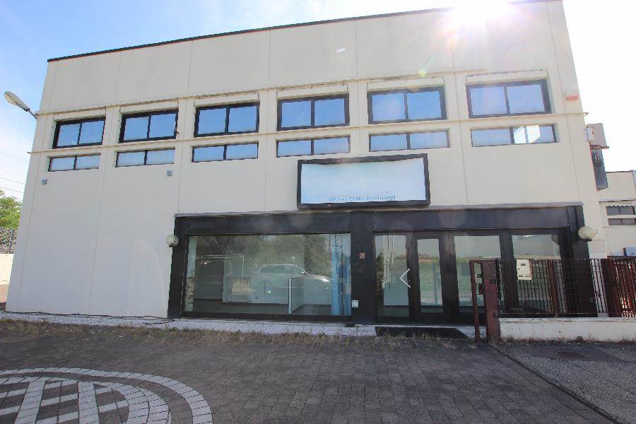 locale commerciale in vendita a Calderara di Reno in zona Lippo