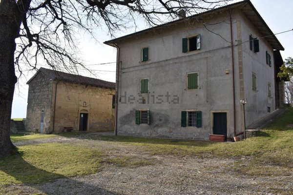 esavano in vendita a Camugnano in zona Verzuno