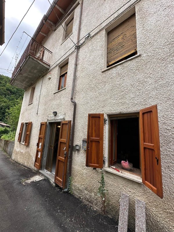 casa indipendente in vendita a Camugnano in zona Mogne