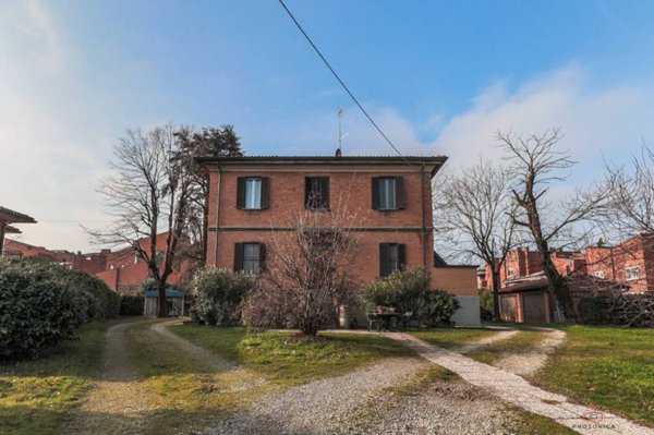 casa indipendente in vendita a Casalecchio di Reno in zona Garibaldi/La Mutua