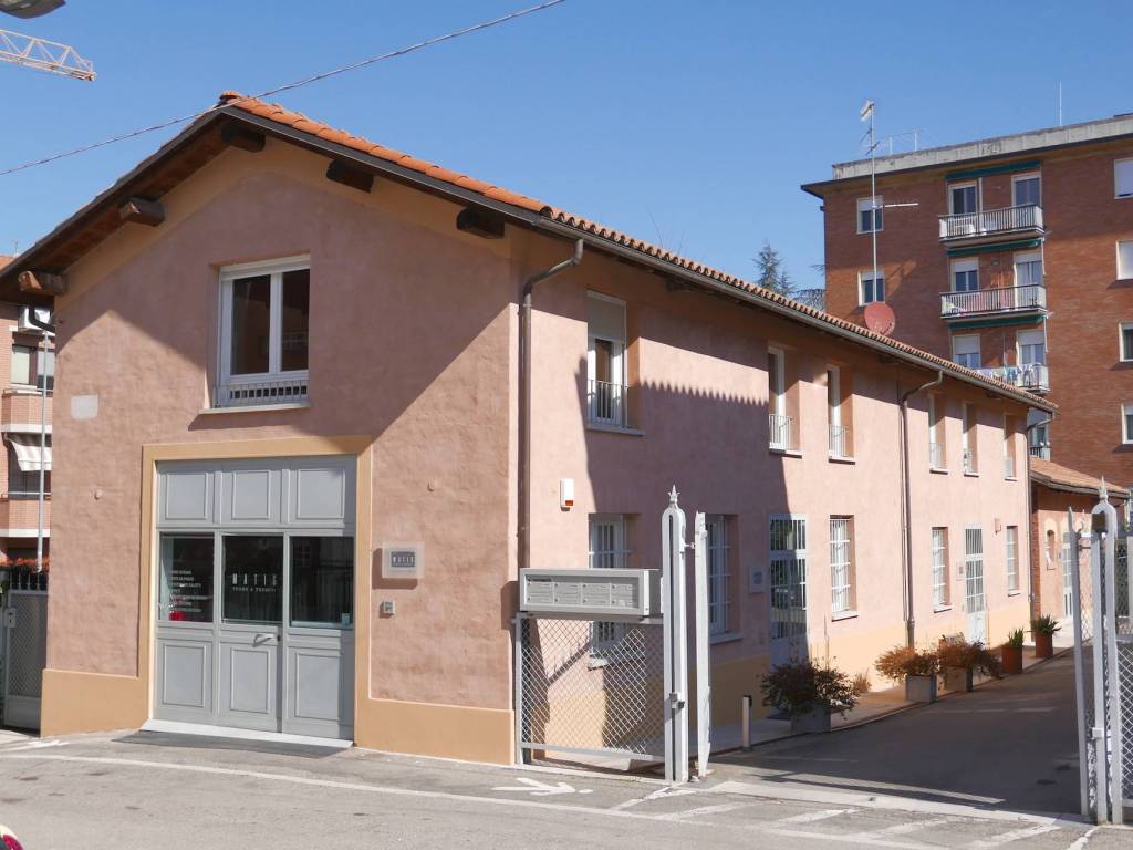 negozio in vendita a Casalecchio di Reno in zona Garibaldi/La Mutua