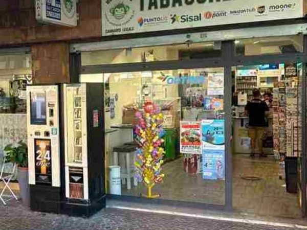 negozio in vendita a Casalecchio di Reno in zona Garibaldi/La Mutua