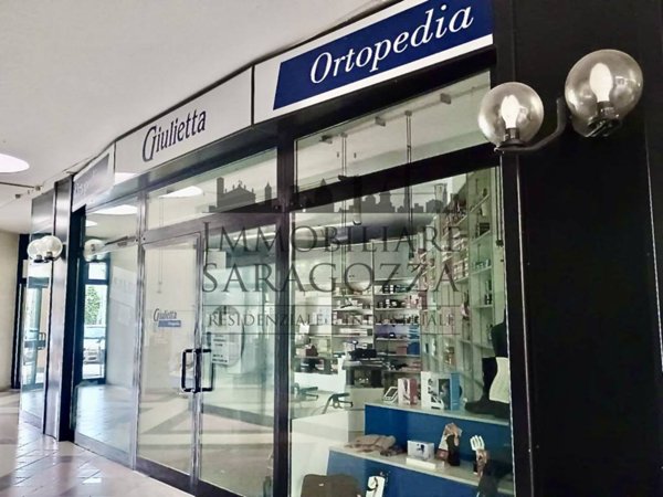 negozio in vendita a Casalecchio di Reno in zona Garibaldi/La Mutua