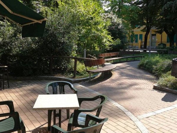 negozio in vendita a Casalecchio di Reno in zona Garibaldi/La Mutua