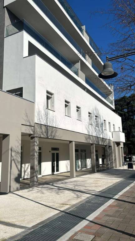 negozio in vendita a Casalecchio di Reno in zona Garibaldi/La Mutua