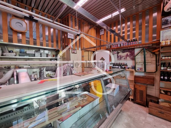 negozio in vendita a Casalecchio di Reno in zona Croce