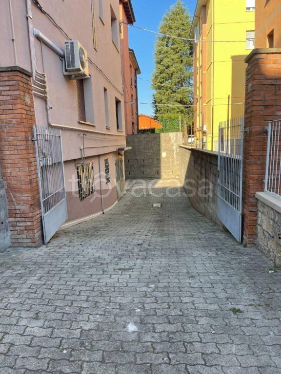 locale commerciale in vendita a Casalecchio di Reno in zona Ceretolo