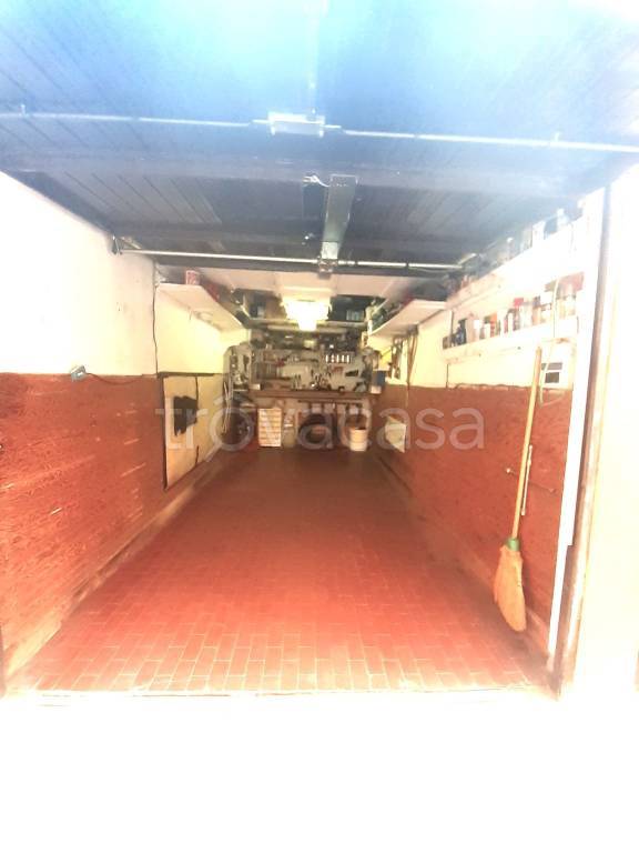 locale di sgombero in vendita a Casalecchio di Reno in zona Garibaldi/La Mutua