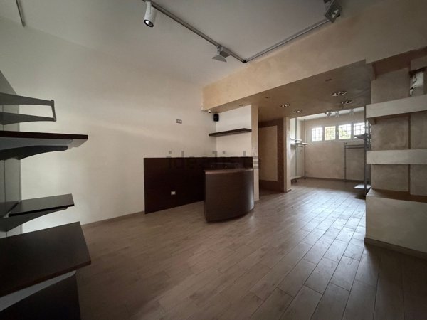 negozio in vendita a Casalecchio di Reno in zona Croce