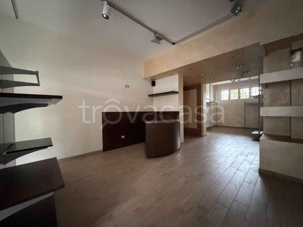 negozio in vendita a Casalecchio di Reno in zona Croce