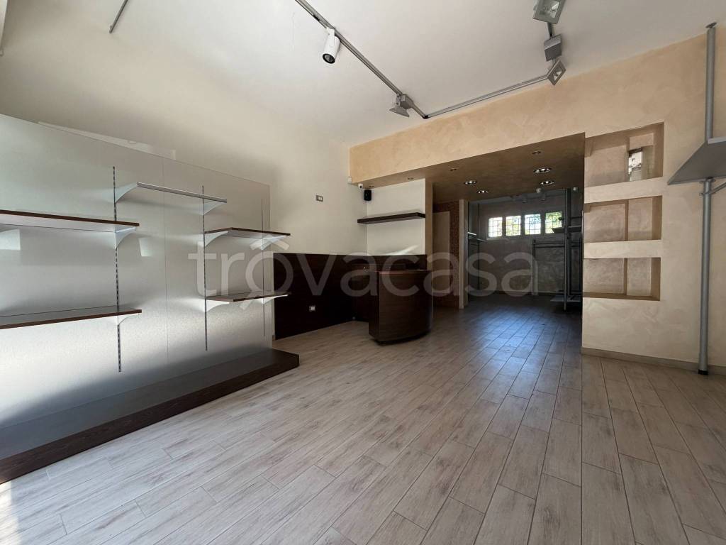 negozio in vendita a Casalecchio di Reno in zona Croce