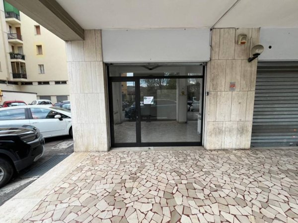 negozio in vendita a Casalecchio di Reno in zona Garibaldi/La Mutua