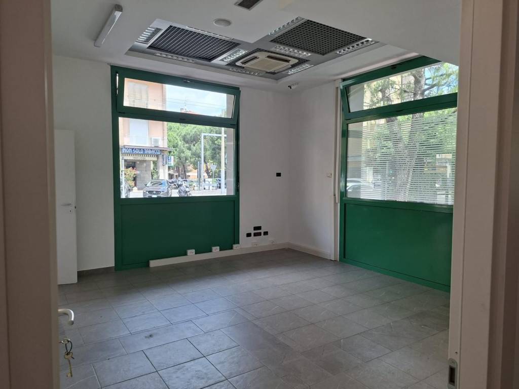 negozio in vendita a Casalecchio di Reno in zona Croce