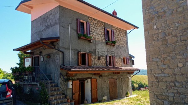 esavano in vendita a Castel d'Aiano
