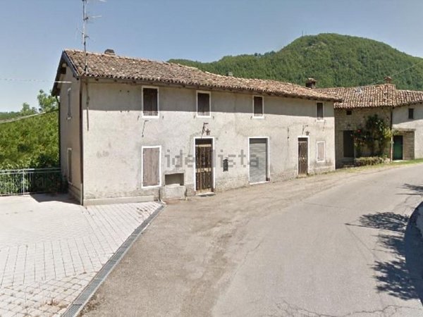 esavano in vendita a Castel d'Aiano in zona Villa d'Aiano