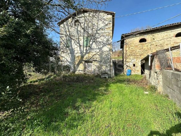 casa indipendente in vendita a Castel d'Aiano in zona Casigno
