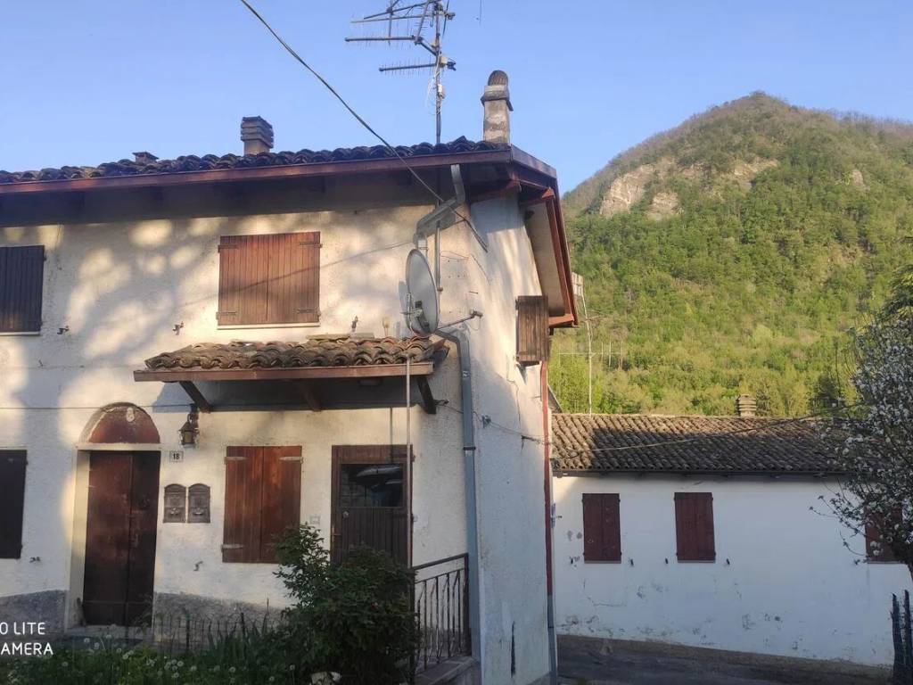 casa indipendente in vendita a Castel d'Aiano in zona Villa d'Aiano