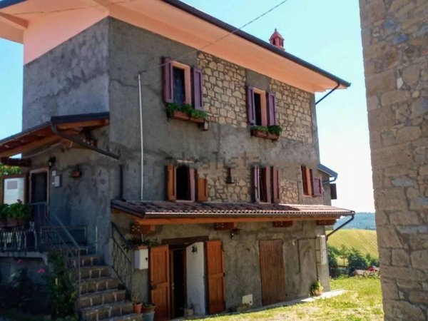 casa indipendente in vendita a Castel d'Aiano