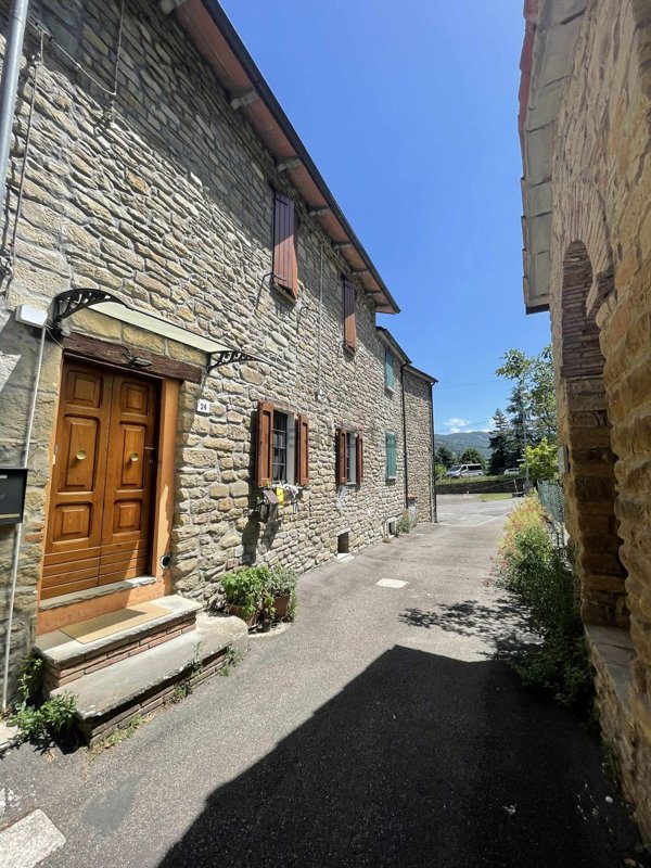 casa semindipendente in vendita a Castel del Rio in zona Valsalva