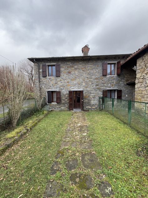 casa indipendente in vendita a Castel di Casio in zona Suviana