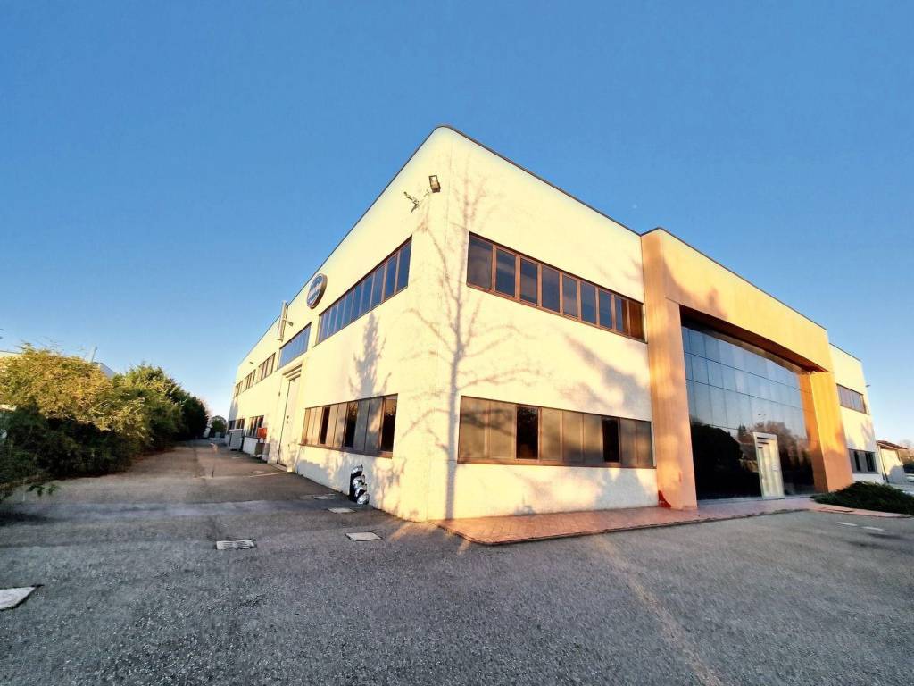 locale commerciale in vendita a Castel Guelfo di Bologna