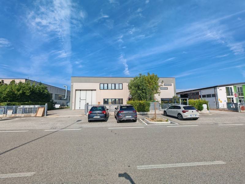 locale commerciale in vendita a Castel Guelfo di Bologna