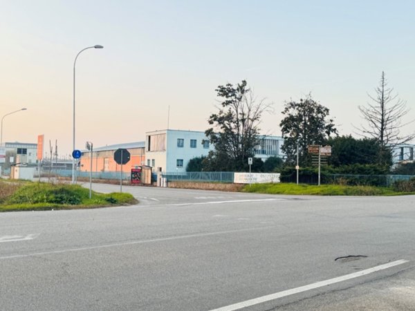 locale di sgombero in vendita a Castel Maggiore