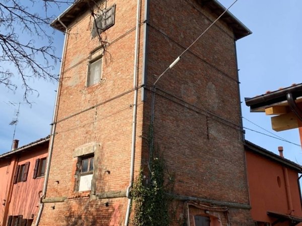 esavano in vendita a Castel San Pietro Terme