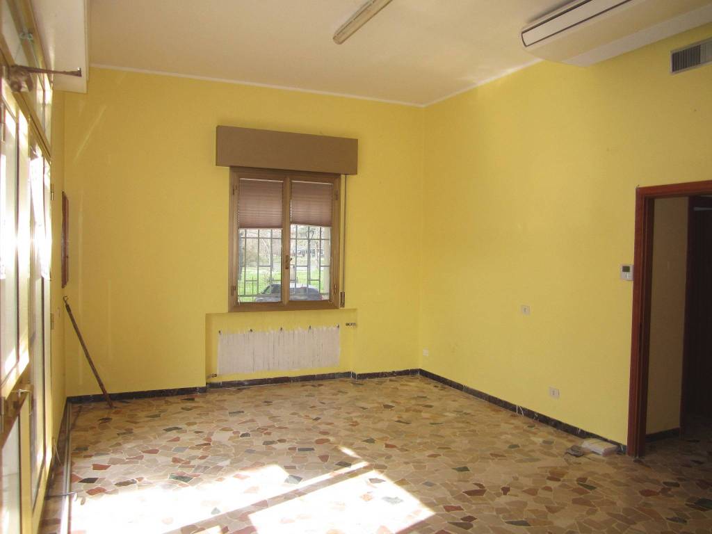 negozio in vendita a Castel San Pietro Terme in zona Osteria Grande