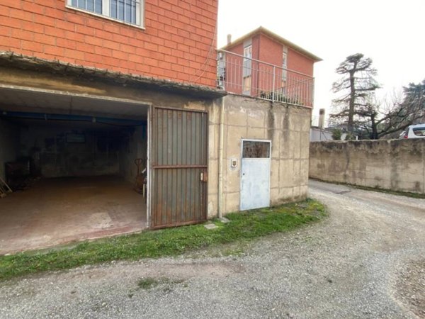 locale commerciale in vendita a Castel San Pietro Terme in zona Osteria Grande