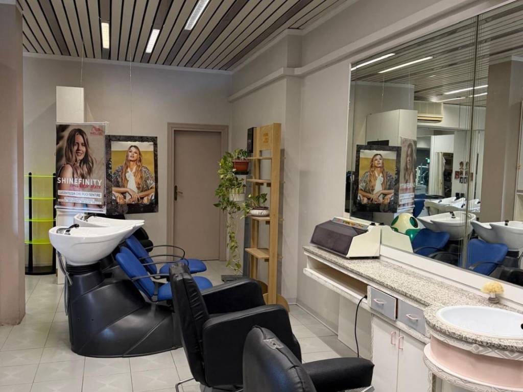 negozio in vendita a Castel San Pietro Terme in zona Osteria Grande