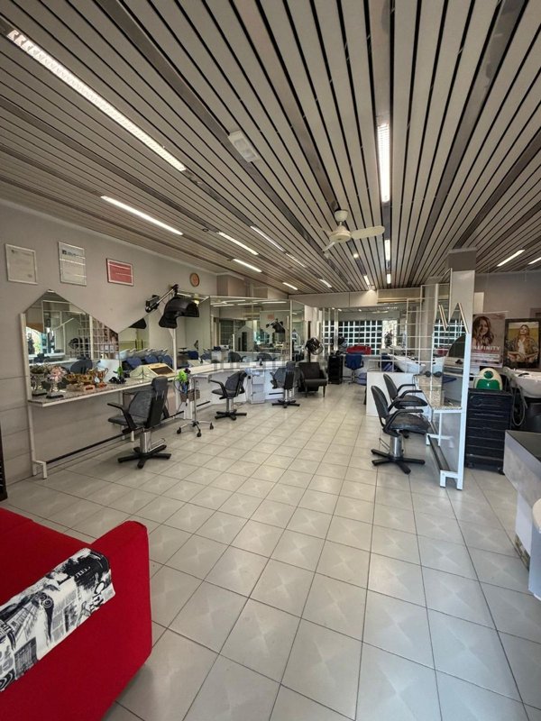 locale commerciale in vendita a Castel San Pietro Terme in zona Osteria Grande