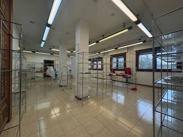 locale commerciale in vendita a Castel San Pietro Terme in zona Osteria Grande