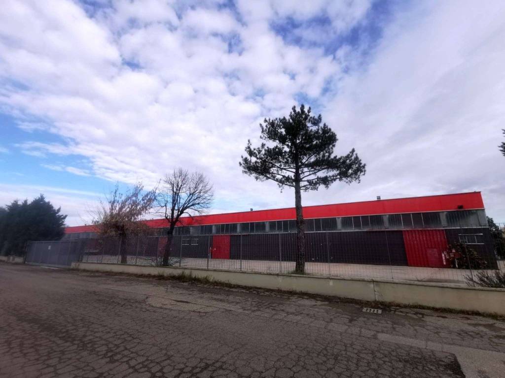 locale commerciale in vendita a Castel San Pietro Terme in zona Osteria Grande