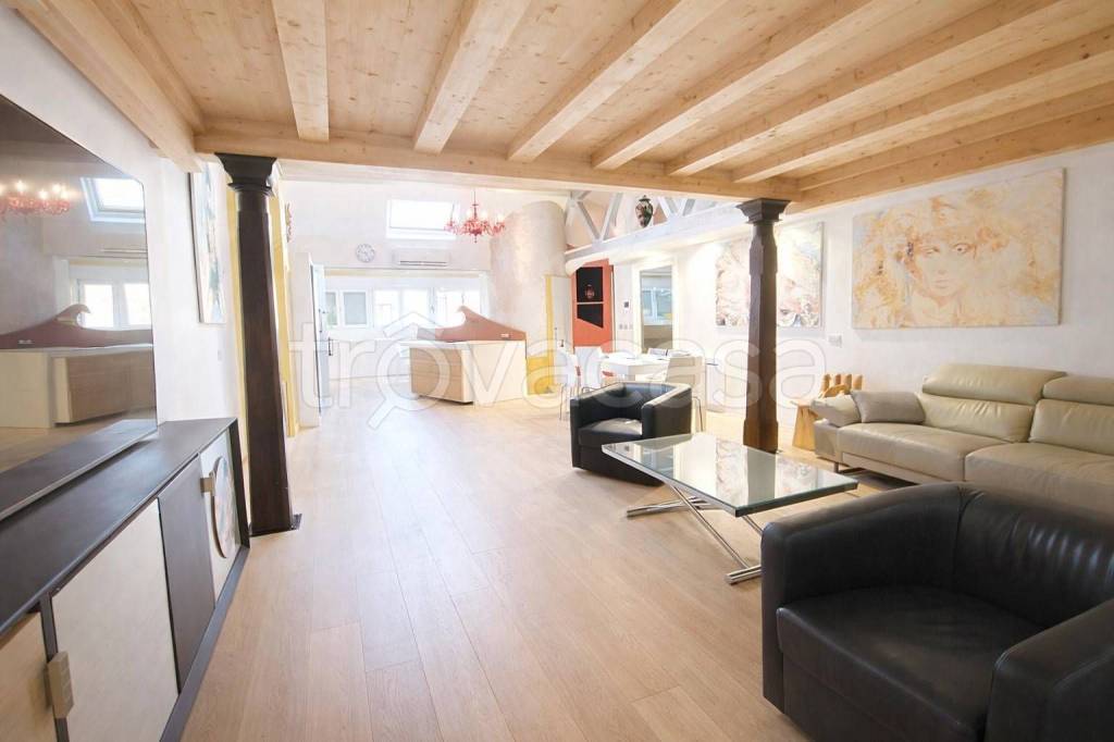 negozio in vendita a Castel San Pietro Terme in zona Osteria Grande