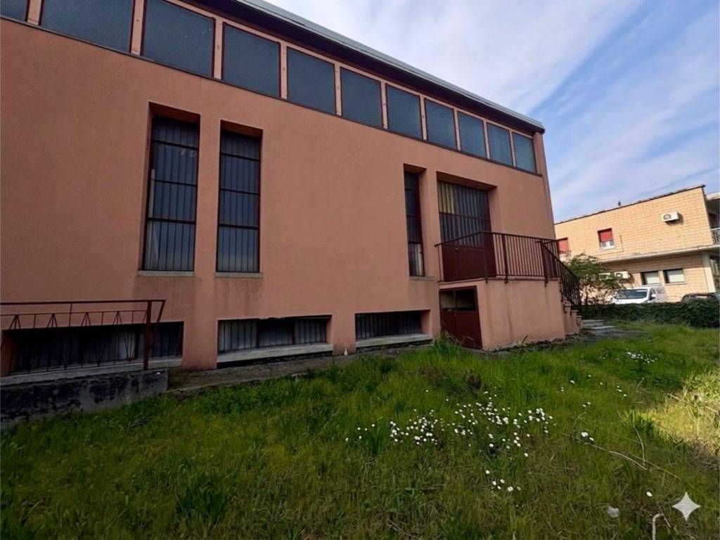 locale commerciale in vendita a Castel San Pietro Terme in zona Osteria Grande