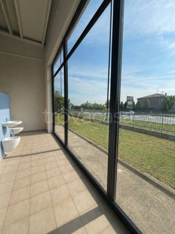 locale commerciale in vendita a Castel San Pietro Terme