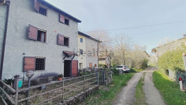 casa indipendente in vendita a Castiglione dei Pepoli in zona Sparvo