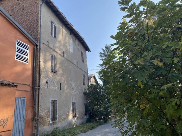 intera palazzina in vendita a Crevalcore in zona Bolognina