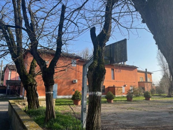 intera palazzina in vendita a Crevalcore in zona Bolognina