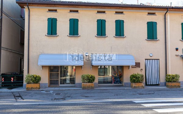 negozio in vendita a Crevalcore in zona Bevilacqua