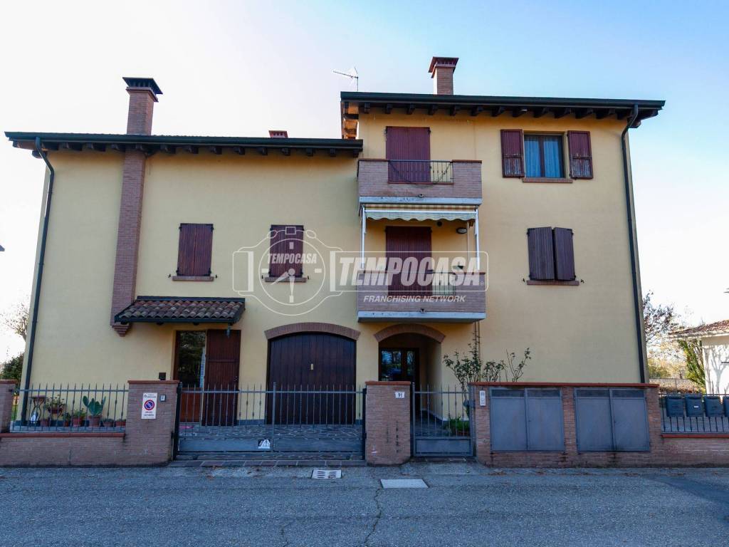 appartamento in vendita a Crevalcore in zona Caselle