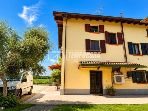 casa indipendente in vendita a Crevalcore in zona Sammartini