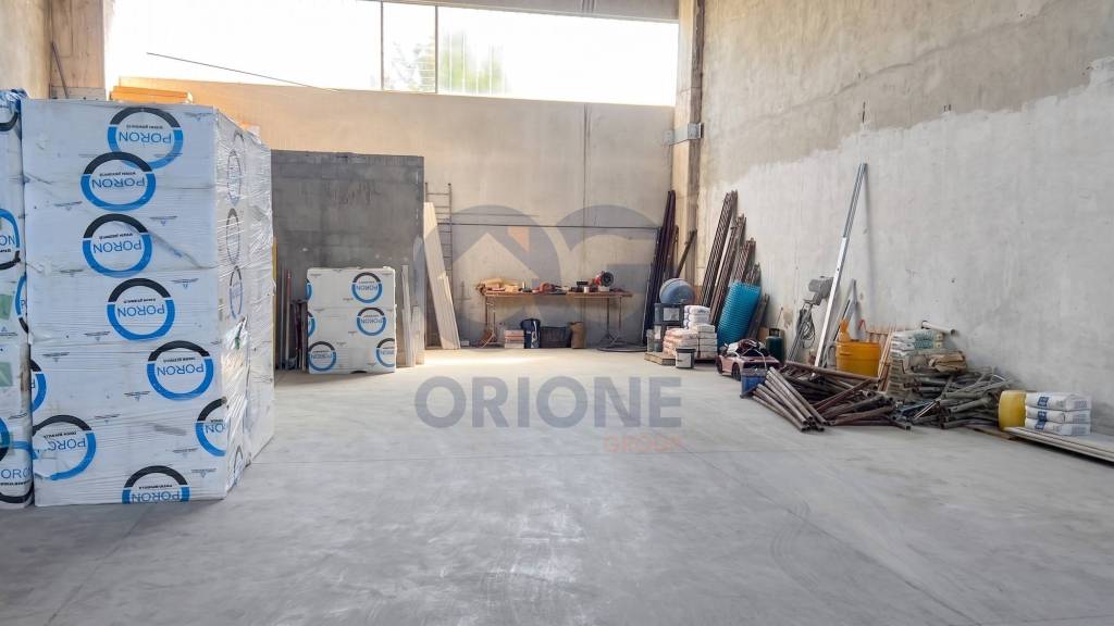 locale commerciale in vendita a Crevalcore in zona Galeazza