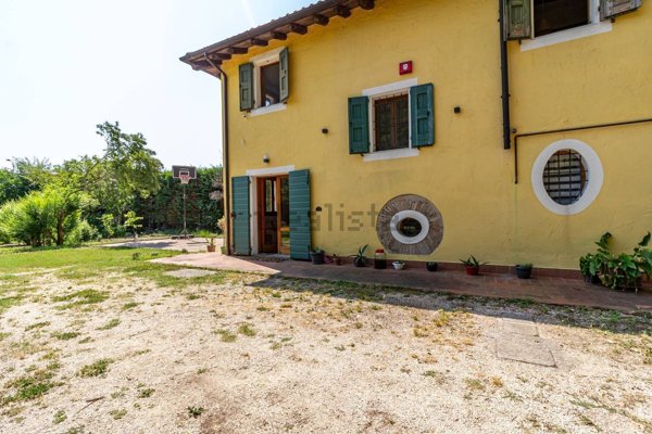 casa indipendente in vendita a Crevalcore in zona Sammartini