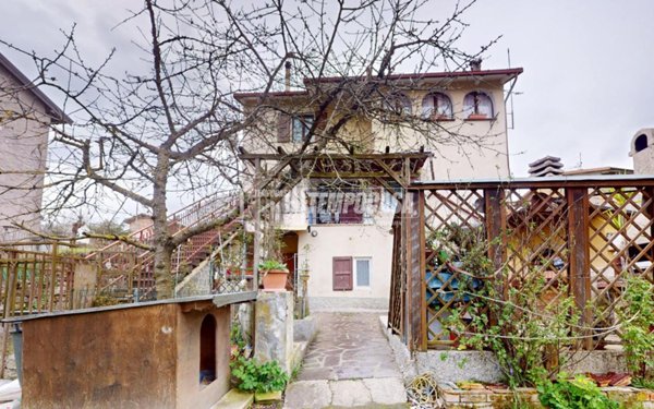 casa indipendente in vendita a Gaggio Montano in zona Marano
